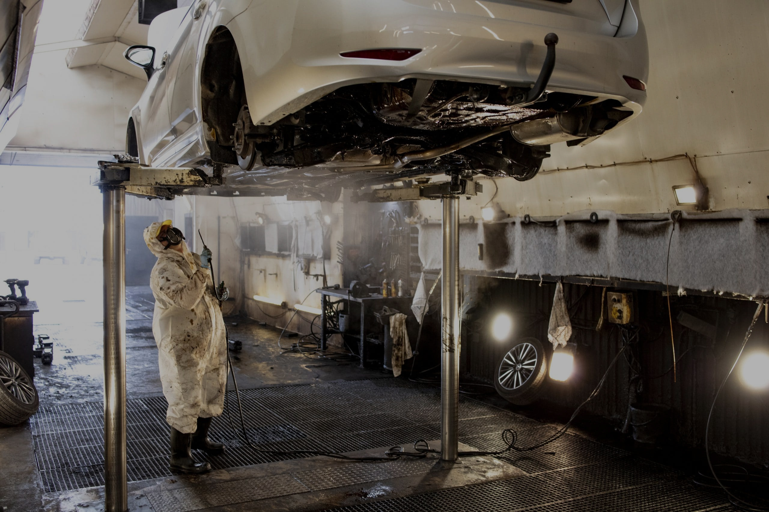 En hvid bil får en PAVA undervognsbehandling hos Hillerød PAVA Center