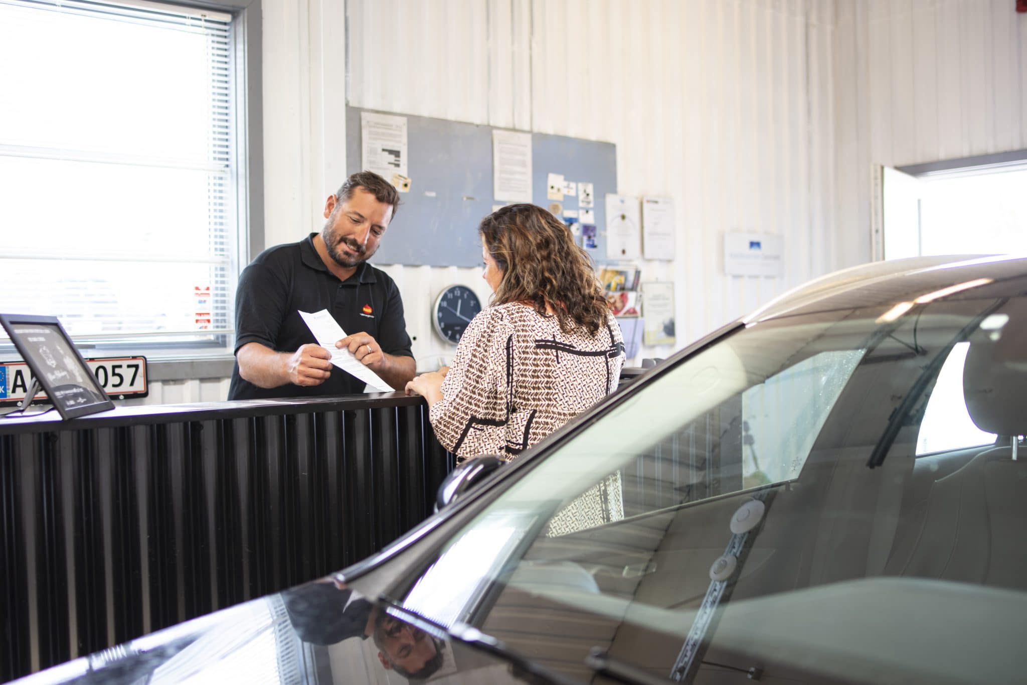 Når bilen er færdig gennemgås den med kunden inde kunden forlader centeret.